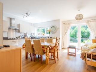 Cheerful 2-Bedroom house with Private parking - Pass the Keys - 9