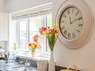 Cheerful 2-Bedroom house with Private parking - Pass the Keys - 8