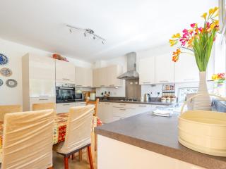 Cheerful 2-Bedroom house with Private parking - Pass the Keys - 7