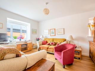 Cheerful 2-Bedroom house with Private parking - Pass the Keys - 5