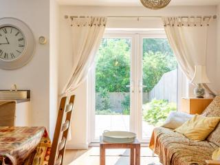 Cheerful 2-Bedroom house with Private parking - Pass the Keys - 6
