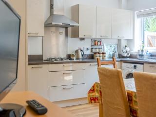 Cheerful 2-Bedroom house with Private parking - Pass the Keys - 2