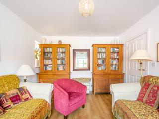 Cheerful 2-Bedroom house with Private parking - Pass the Keys - 3