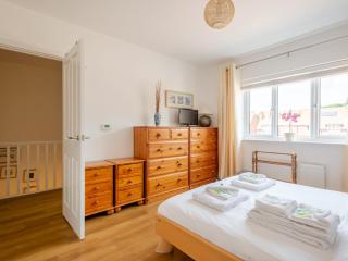 Cheerful 2-Bedroom house with Private parking - Pass the Keys - 5