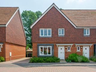 Cheerful 2-Bedroom house with Private parking - Pass the Keys - 3