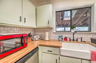 Hot Tub and Patio Pet-Friendly Cabin in Munds Park! - 4