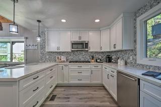 Airy Alpine Getaway with Lake Arrowhead Views! - Lake Arrowhead - 4