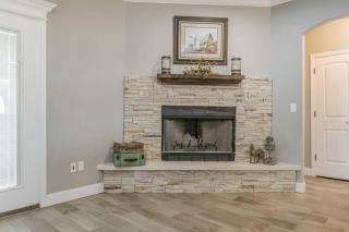Cheerful 3 Bedroom Home, King Bed, 10 min from Palo Duro Canyon, Fireplace, Washer Dryer - Canyon - 8