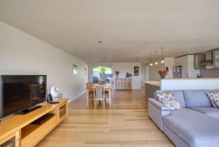 Quarterdeck Apartment - Binalong Bay - 1
