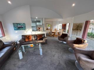 Luxury Home Next to Ocean and Walkway - New Plymouth - 8
