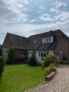Entire home to rent - Beautifully presented detached chalet bungalow in Midhurst, West Sussex - Midhurst - 0