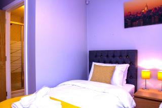 Allen Luxury Apartment - Coventry - 2