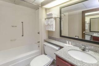 Baymont by Wyndham Michigan City - Michigan City - 3