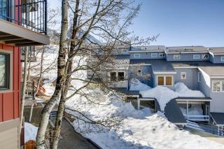 Ski-in Ski-out Studio Private Balcony & Fireplace condo - 1
