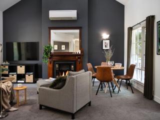 Lucini Cottage- wood fire and bush views - 8