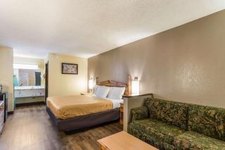 Econo Lodge - 6