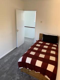 5 Bedroom House with outdoor space - Upminster - 3