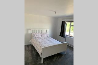5 Bedroom House with outdoor space - Upminster - 1