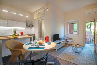 SNUG APARTMENT WITH PRIVATE COURTYARD M0270422677 - 0