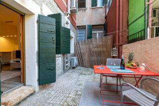 SNUG APARTMENT WITH PRIVATE COURTYARD M0270422677 - 9
