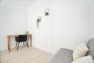 Monochrome Style Central Apartment - Oradea - 2