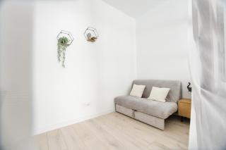 Monochrome Style Central Apartment - Oradea - 1