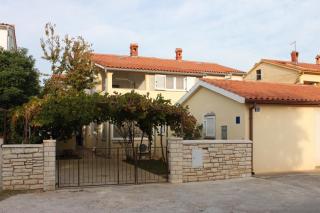 Apartments with parking space Valbandon, Fazana - 7352 - 2