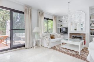 Charming Beachside Townhouse in San Pedro A Lovely Retreat Steps from the Shore - Marbella - 8
