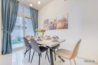 Opulent 3BR Townhouse at DAMAC Hills 2 Dubailand by Deluxe Holiday Homes - Dubái - 8