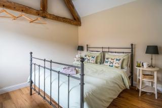The Cow Shed, Kenilworth, Sleeps 2 - 9