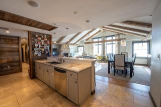 Three Bedroom Mountain Chic 6th Floor Penthouse with Amazing View condo - 1