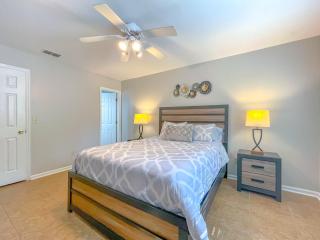 The cozy and newly furnished white townhouse! - Tallahassee - 1