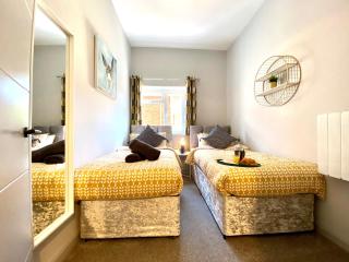 Trendy Stylish Apartment! - 5 Minute Walk to the Best Beach! - Great Location - Parking - Fast WiFi - Smart TV - Newly decorated - sleeps up to 6! Close to Bournemouth & Poole Town Centre & Sandbanks - 6