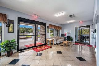 Econo Lodge Inn & Suites University - Huntsville - 5