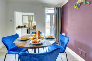 Knighton 2-Bedroom Cottage - Free Parking, Contractor friendly - 7