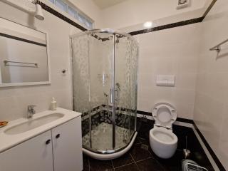 2-Bedroom Sleeps 4 Free Parking - 7