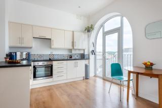 Bells Chapel - Bright & Modern Rooftop Apartment in the Centre of Town with Juliet Balconies - Falmouth - 8