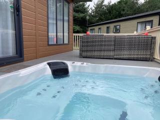 Gleneagles Lodge with Hot Tub - York - 8