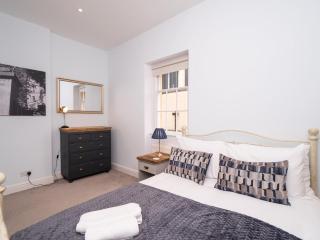 Pass the Keys Centrally located 3 bed Townhouse with garden - Bath - 0