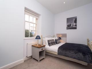 Pass the Keys Centrally located 3 bed Townhouse with garden - Bath - 3