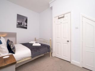 Pass the Keys Centrally located 3 bed Townhouse with garden - Bath - 1