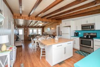 Oceanfront family fun home and dog friendly! Coastal Coop - Oak Island - 7