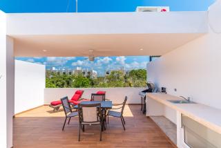 Entire House- 3BR with Private Roof Top Deck - 3