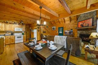 GYPSY ROAD - Privacy! Log Cabin with Hot Tub, WiFi, DirecTV and Arcade - Sevierville - 7