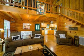 GYPSY ROAD - Privacy! Log Cabin with Hot Tub, WiFi, DirecTV and Arcade - Sevierville - 2