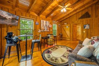 Secluded Cabin Pool Access Arcade & Screened Hot Tub - 6