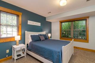 Canadian Hemlock . Trailside Lodging - 5