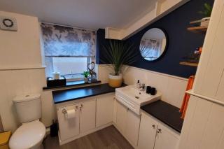Near beach, Modern and Spacious 4 Bedroom House, Hot Tub, Wifi, Netflix, Parking - 3