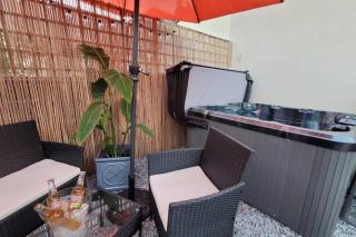 Near beach, Modern and Spacious 4 Bedroom House, Hot Tub, Wifi, Netflix, Parking - 1