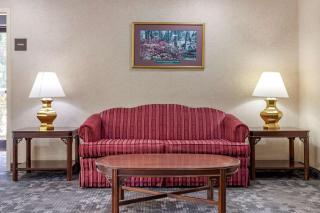 Econo Lodge - 7